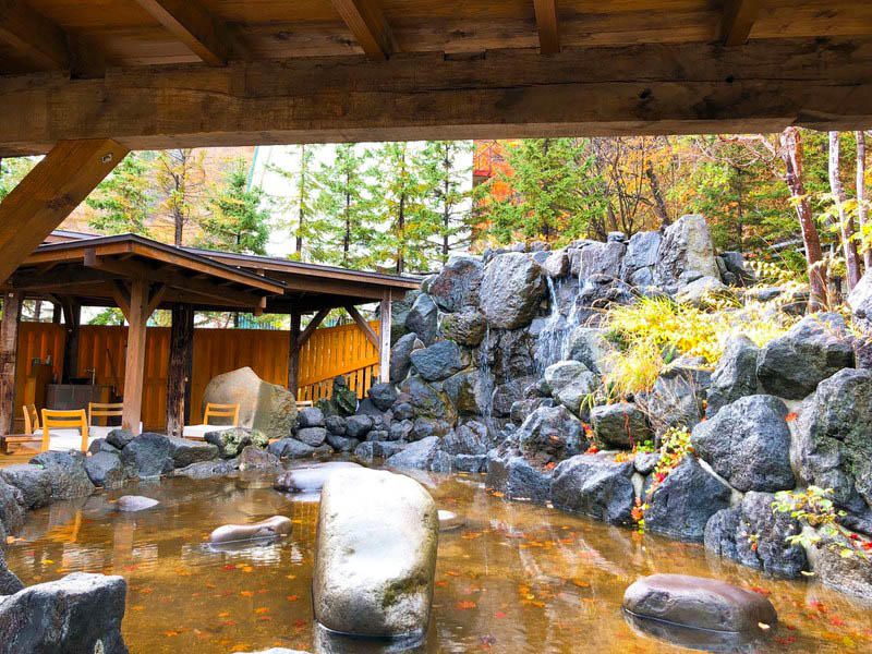 「心の里 定山」日本庭園に囲まれた8種類の足湯
