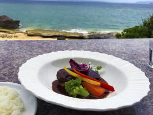 恩納村の絶景カフェ!ビーチテラスカフェダイヤモンドブルーでランチ