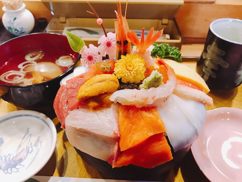 人気ランチメニューの幸寿司丼（限定30食）