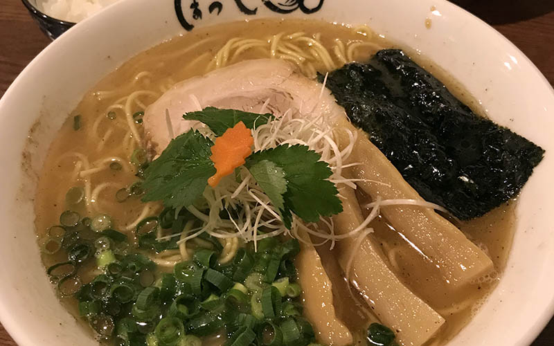 【らーめん ほっぺ家】豚骨と魚介スープの和風らーめん-札幌市東区